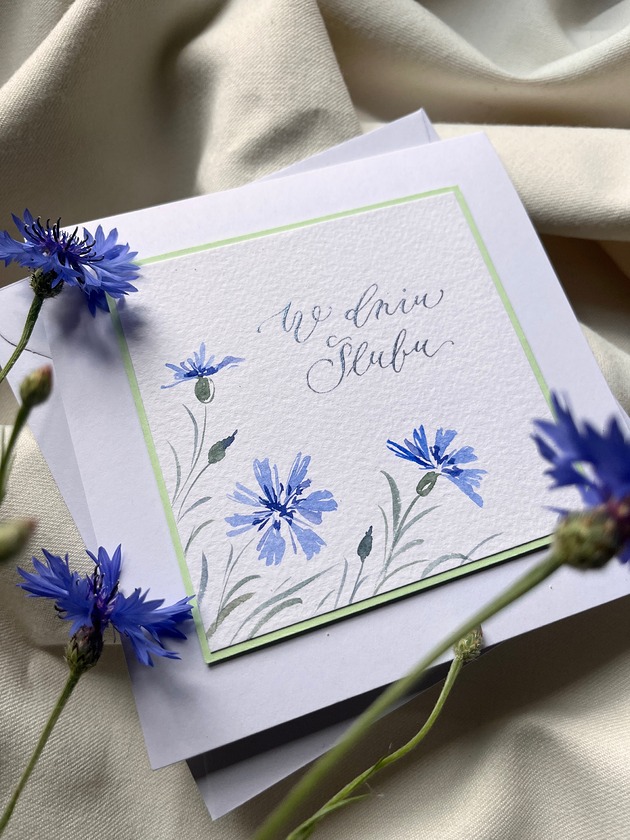 kartki scrapbooking Kartka ślubna ręcznie malowana i kaligrafowana z chabrami