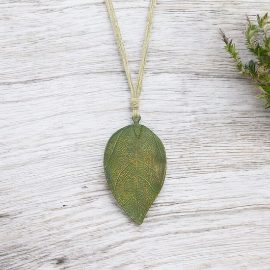 wisiory Długi naszyjnik z liściem
