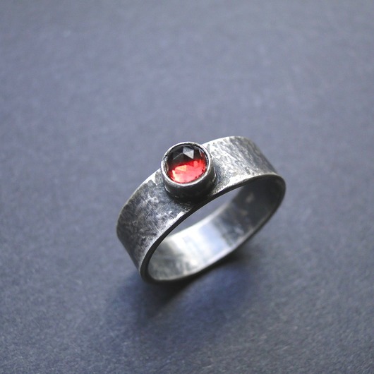 pierścionki srebrne Pierścionek Granat 003