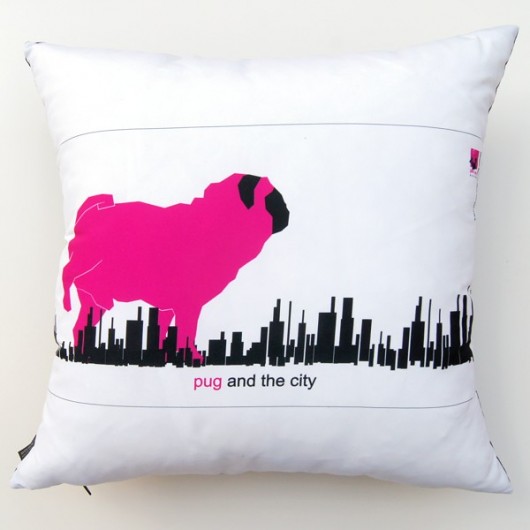 Pug and the city - poduszka dekoracyjna Pink Pug Design