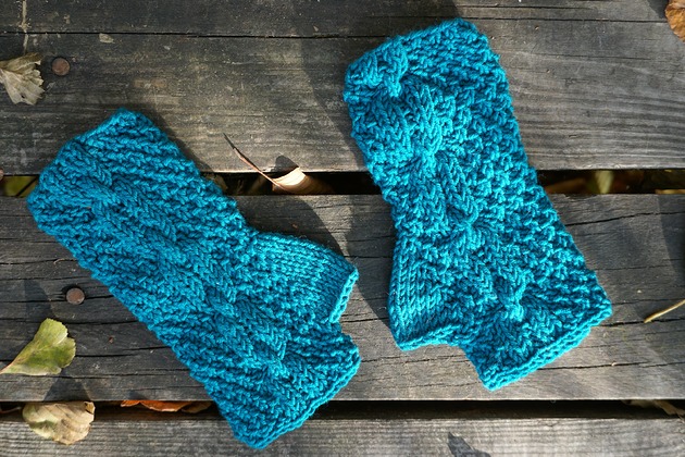 rękawiczki damskie Morskie mitenki o strukturalnym splocie, ręcznie dziergane