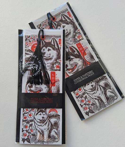 zakładki do książek Zakładka do książek / Akita/ Psy / Chwost / Nit / Tłoczone / Letterpress