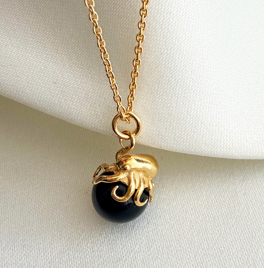 złote naszyjniki Naszyjnik  z ośmiornicą i perłą, złota ośmiornica na wakacje