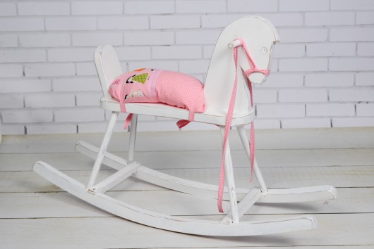 Drewniany Konik na biegunach Pobielony Przetarty LalaShop