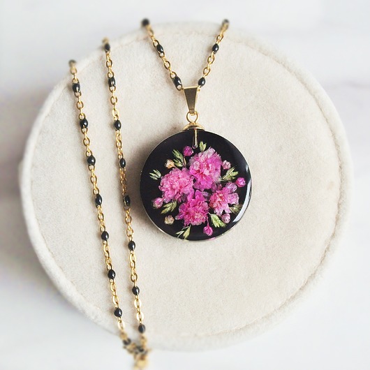 wisiory Naszyjnik z żywicy z kwiatami gipsówki