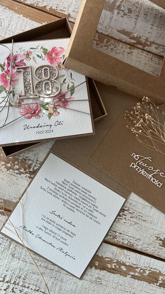 kartki scrapbooking Personalizowany prezent - kartka ręcznie robiona na 18 urodziny w pudełku, po