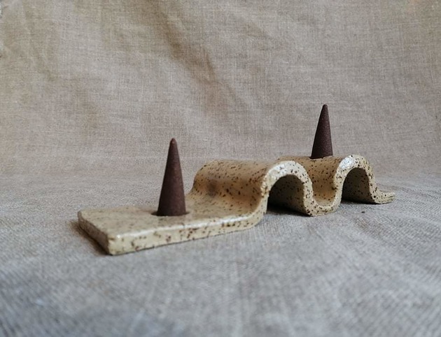 Ceramiczna podstawka pod kadzidełka stożkowe Clay Republic