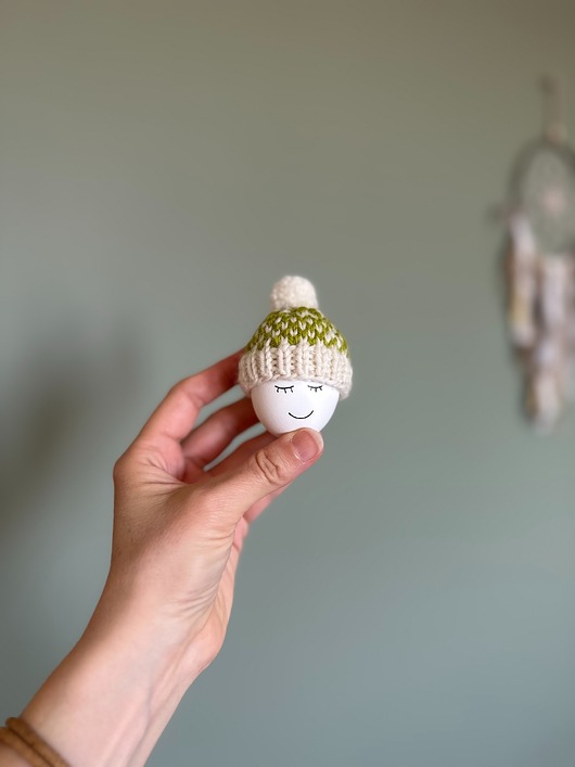 ozdoby wielkanocne Czapeczka z pomponem  na jajka wielkanocne  - 1 szt.