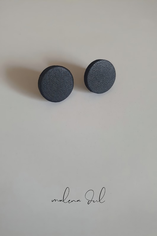 kolczyki - inne MINI GAJA urocze czarne kolczyki male kola ze skory naturalnej