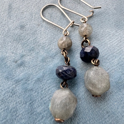 kolczyki srebrne Kolczyki srebrne z szafirami, labradorytami, kamieniami księzycowymi