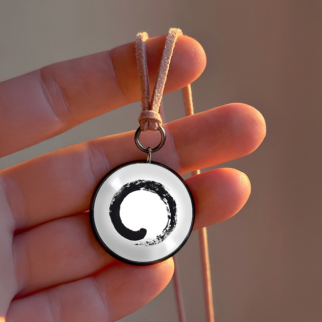 chokery Enso - Medalion na rzemyku