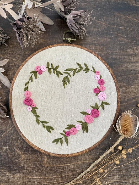 Ozdoby na ścianę Ręcznie haftowany obrazek "Serce z kwiatów"