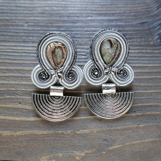 Szare kolczyki soutache w ważkami Mró Soutache