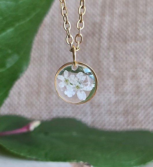 wisiory Mały wisiorek z białą niezapominajką prawdziwy kwiat