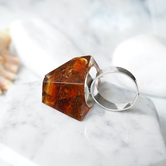 pierścionek z żywicy FUTURIST AMBER- efektowny duży pierścień z bursztynem