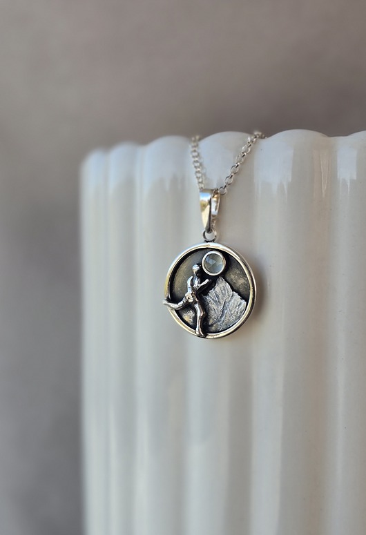 srebrne naszyjniki Srebrny naszyjnik z biegaczem, górami i agatem