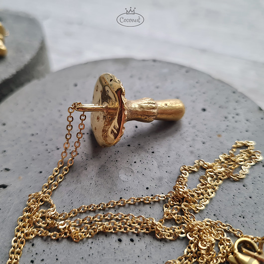 wisiory MUCHOMOR - złocony wisiorek na łańcuszku Amanita