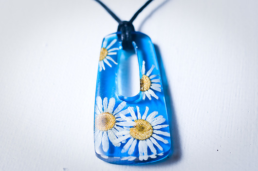 Naszyjnik z kwiatkami w niebieskiej żywicy So Jewelry