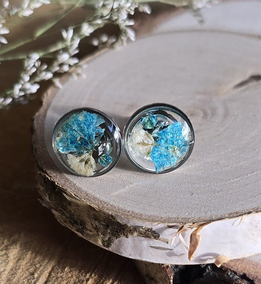 kolczyki z żywicy Wieczne kwiaty kolczyki wkręty niebieska gipsówka