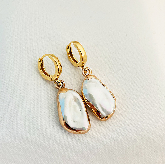 Eleganckie kolczyki pozłacane z naturalnymi perłami Anemon Atelier