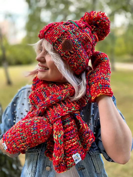 czapki damskie Czapka MERINO 50% z dużym pomponem EUFORIA ,,Czerwienie"