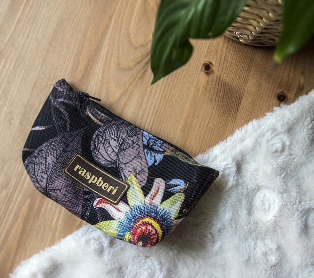 Czarna kosmetyczka MINI w kwiaty raspberi