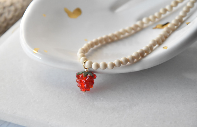 naszyjniki - inne Naszyjnik z kamieniem rzecznym i zawieszką malinką