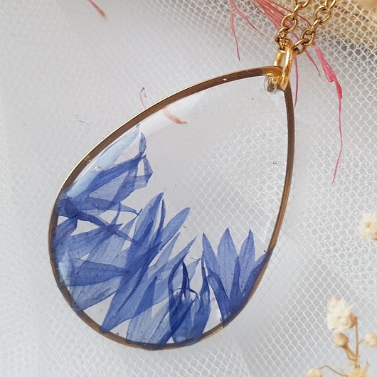Wisior z chabrem bławatkiem w żywicy Jaskółcze ziele handmade 