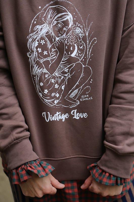 bluza bez kaptura damska Bluza z grafiką Irmy Kovalke