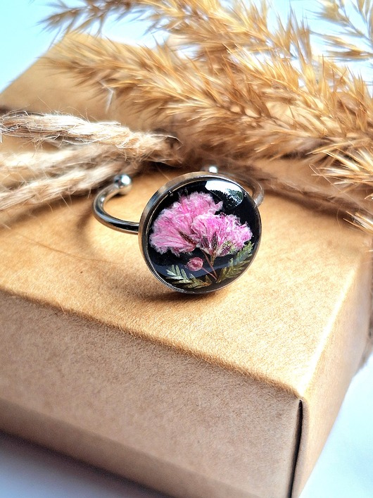 pierścionek z żywicy Pierścionek z żywicy z różową gipsówką srebrny