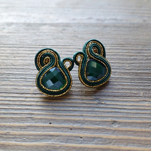 Małe szmaragdowe  kolczyki sutasz Mró Soutache