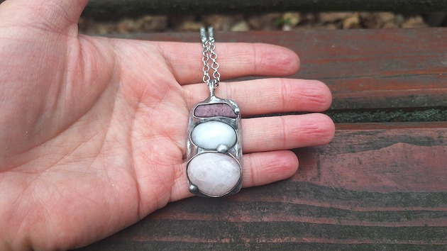 wisiory Biel i róż - wisiorek