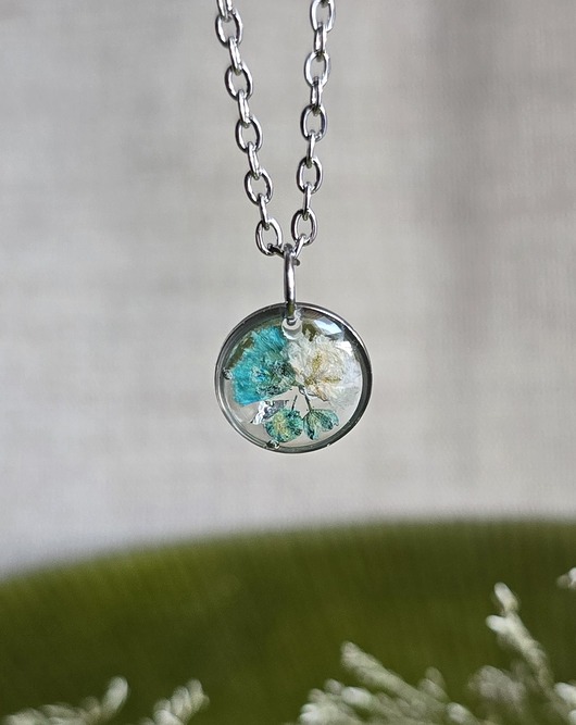 wisiory Zawieszka z prawdziwymi kwiatami wisiorek gipsówka niebieska