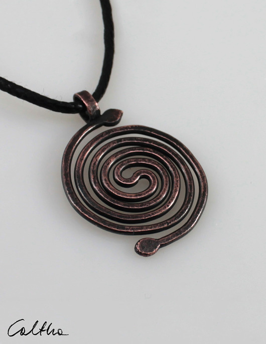 Spirala - miedziany wisior Caltha