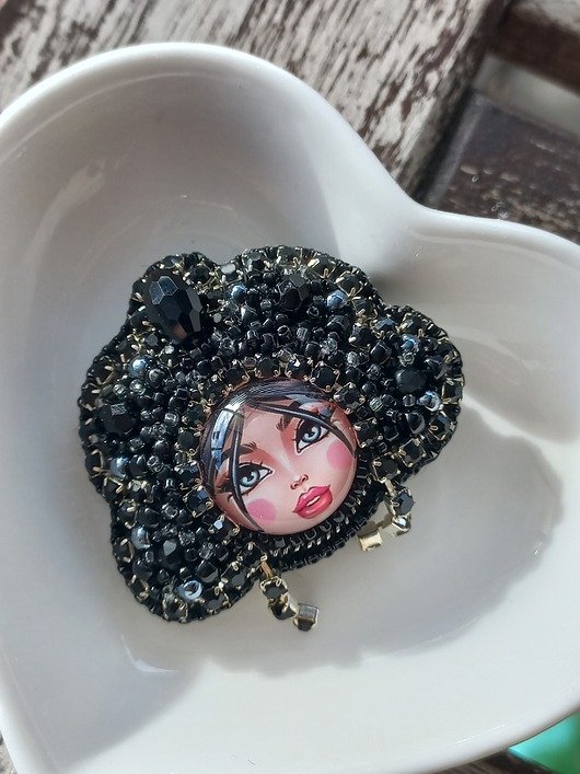 broszki Broszka Matrioszka czarna