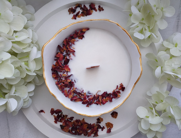 świeczniki i świece Świeca różana z płatkami Walentynki