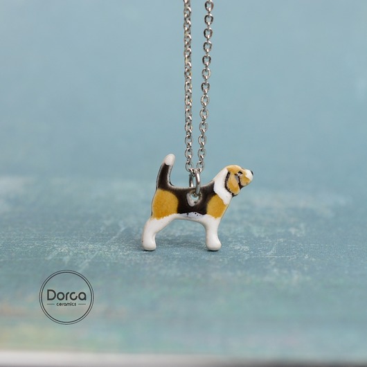 Beagle mini zawieszka- ceramiczny naszyjnik Dorca