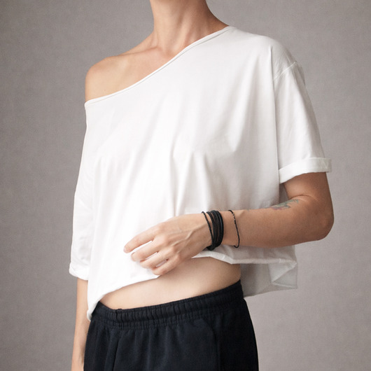 t-shirt damskie Cięty biały oversize bez nadruku - krótka wersja
