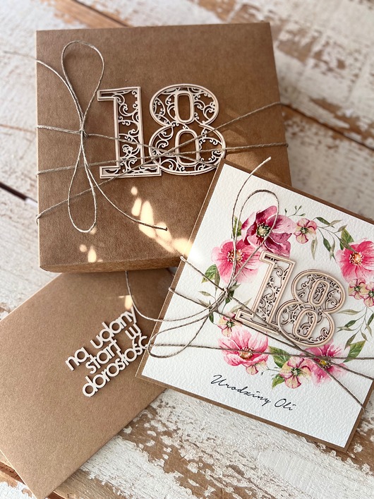 kartki scrapbooking Kartka na 18 urodziny z personalizacją w pudełku