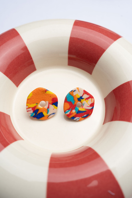 kolczyki z masy plastycznej Oponki mini w marmurkowy wzór