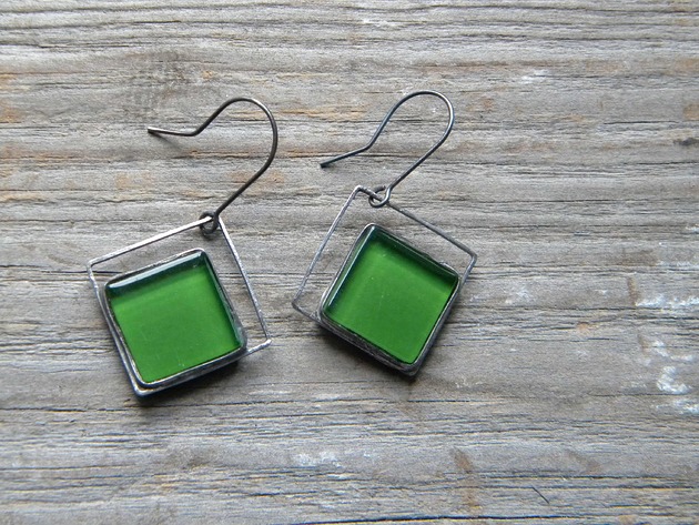 kolczyki wire wrapping Świetlista trawiasta  zieleń -  romby    -  kolczyki