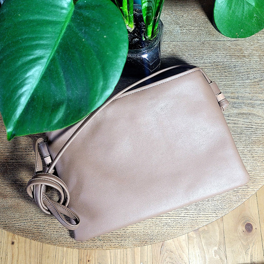 torebki mini Nodo Bag S ciemnybeż mała kopertówka z paskiem