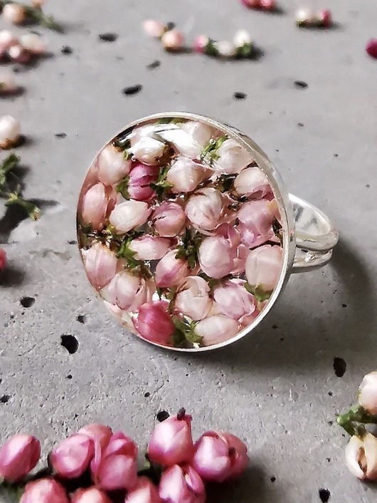 Pierścionek z wrzosem zatopionym w żywicy Grol Jewellery