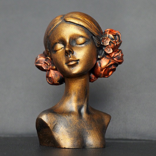 figurki i rzeźby Rzeźba portret kobiety z kwiatami we włosach wys. 13 cm
