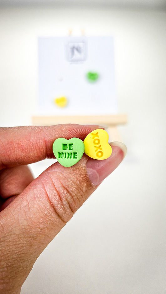 kolczyki z masy plastycznej Kolczyki serduszka z napisami zestaw 2 par