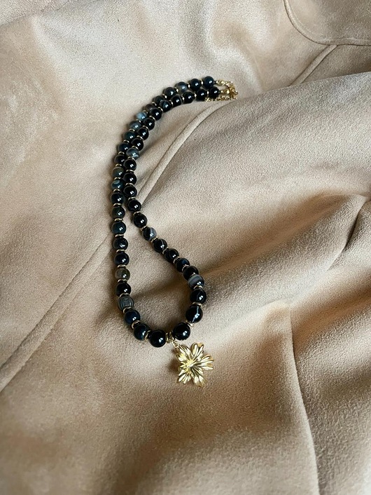 korale Naszyjnik z agatu i hematytu z zawieszką kwiatem