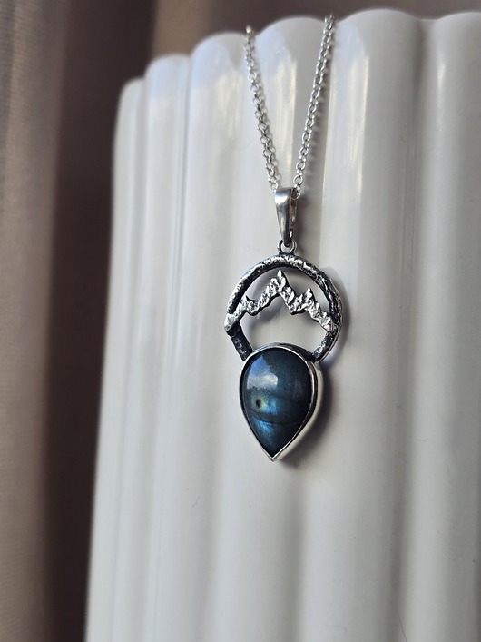 wisiory Srebrna zawieszka z górami i labradorytem