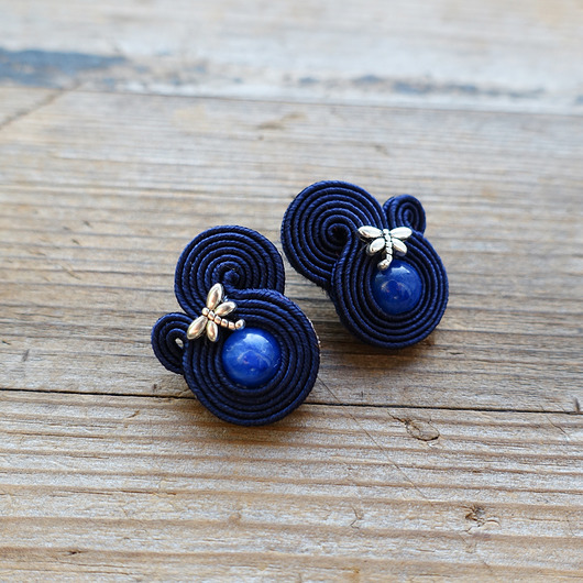 Małe granatowe kolczyki soutache z ważkami Mró Soutache