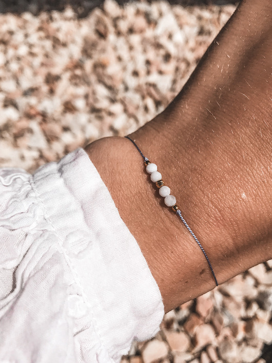 bransoletki na sznurku Bransoletka Petite lilac z chalcedonem minimalistyczna