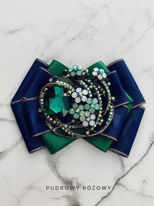 broszki Brosza z zielonym kryształem oplątanym kwiatkami NEW